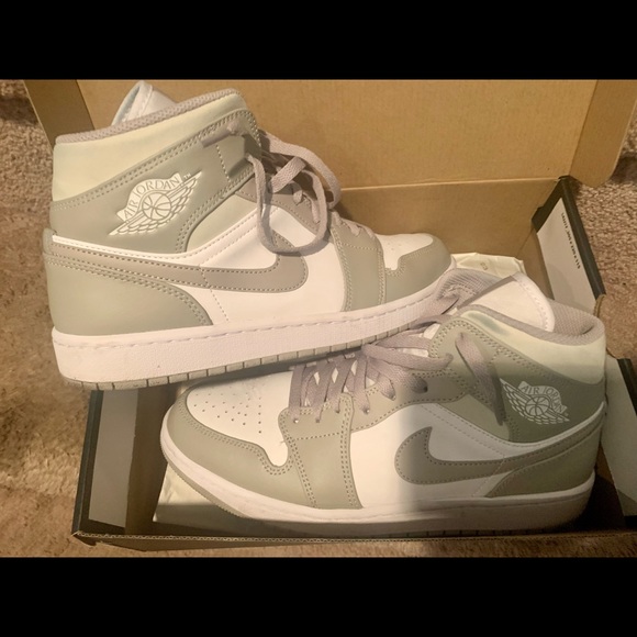 Air Jordans Mids.Beautiful size 9 just an awesome sneaker.👟Like new & authentic - Picture 8 of 13